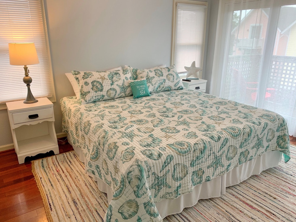 Mermaid Manor Contemporary spacious home, decks and screened porches