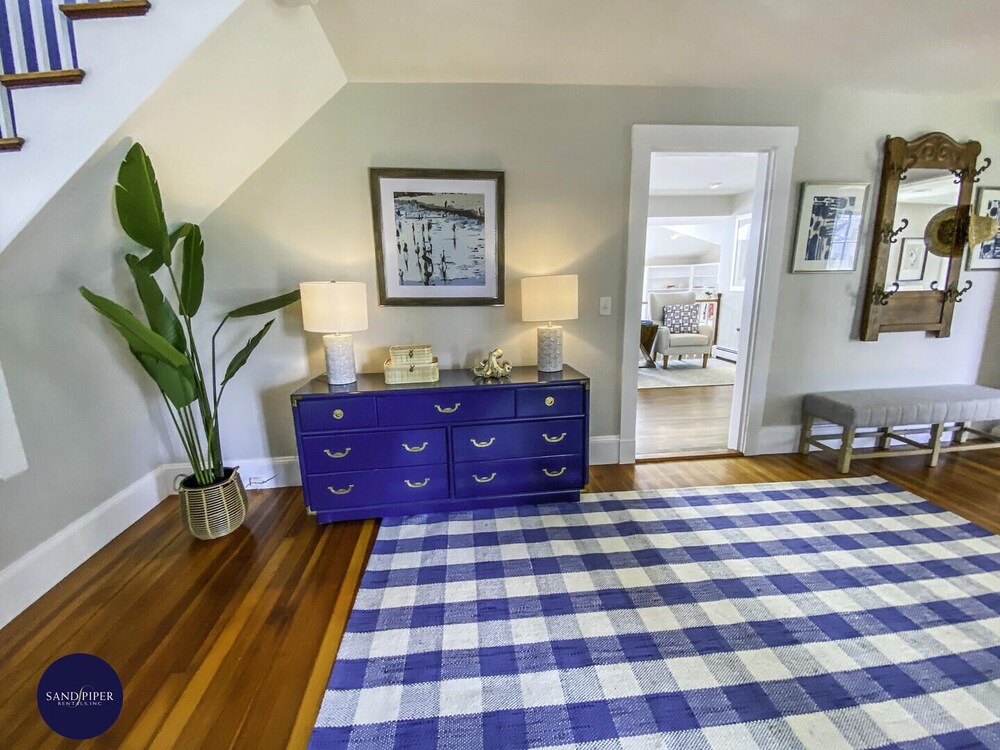 Walking distance to downtown Edgartown w Heated Pool and Guest House