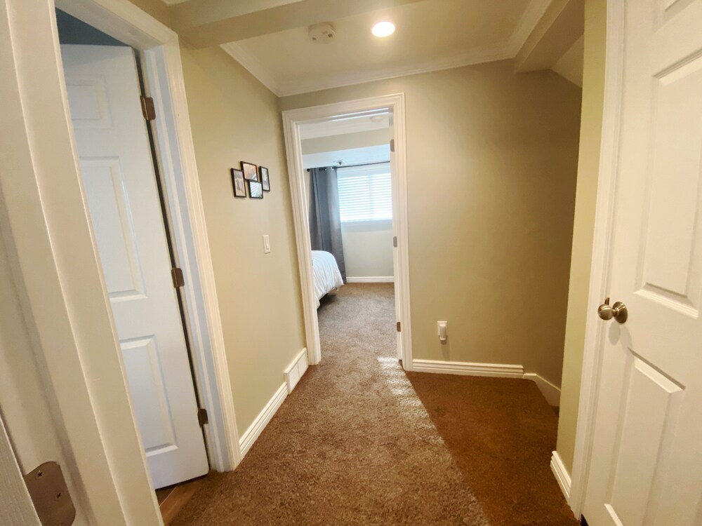 Entire Modern Basement Apt in Sandy—1 min to I15 Sandy Vrbo