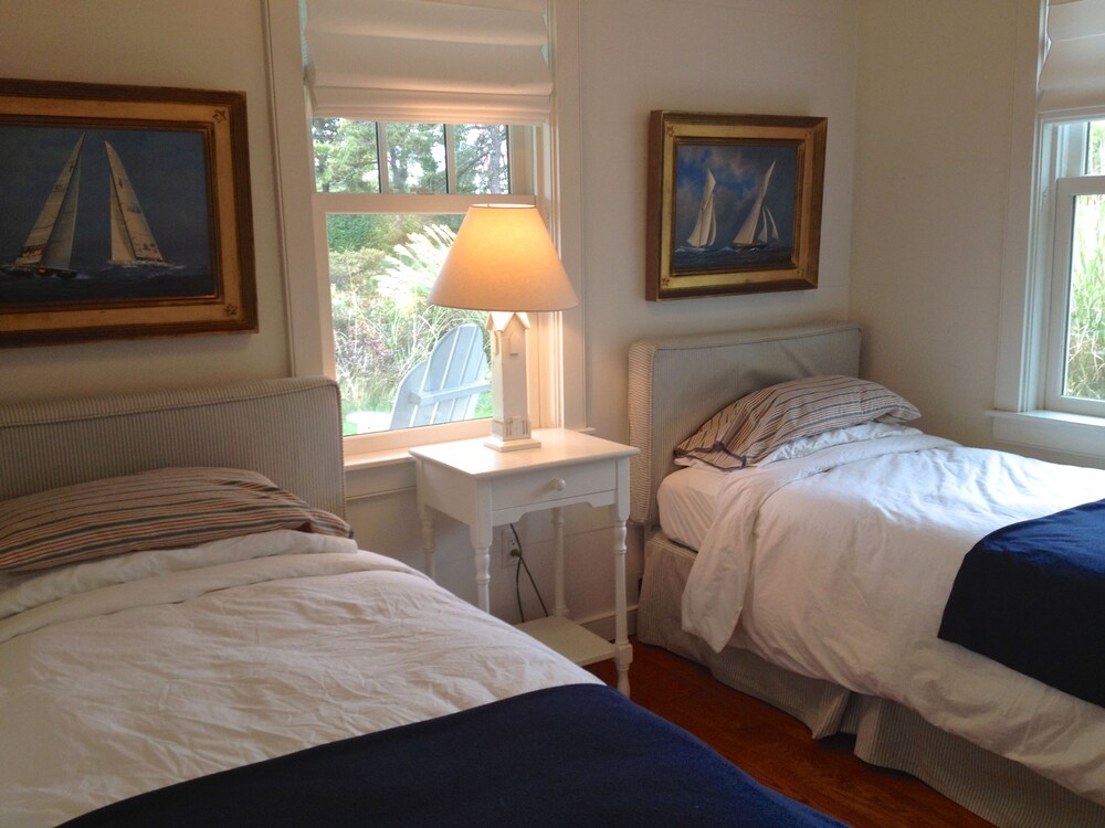 Quintessential Nantucket 3 bedroom home walk to Surfside beaches
