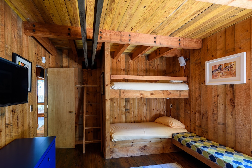 Family + pet friendly house minutes from downtown Vineyard Haven