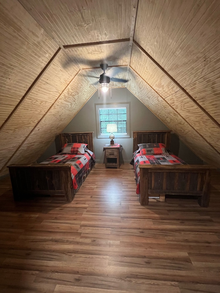 Cozy 2BR/1B cabin overlooking a beautiful creek with access to Catoosa