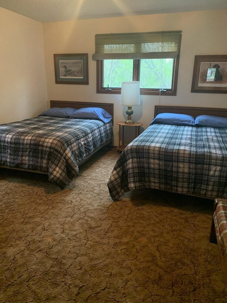 Rustic hunt club lodge in the heart of Minnesota lakes country