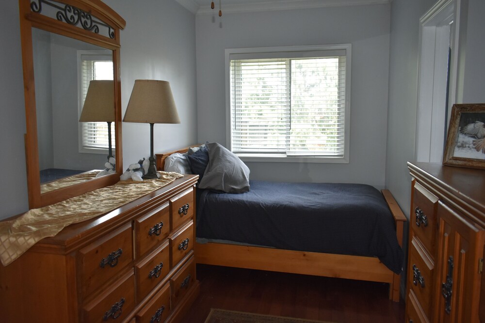 Niagara Farmhouse Retreat pet friendly country apartment Port