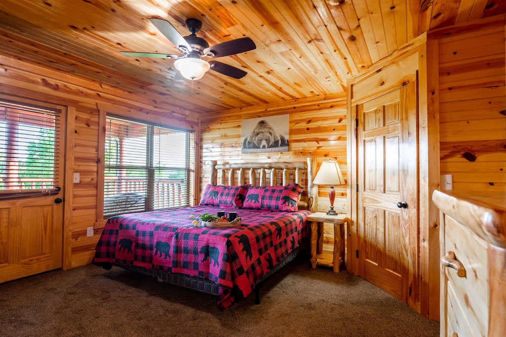 Discount Attraction Tickets! Pet-Friendly Mtn View Cabin + Pool +