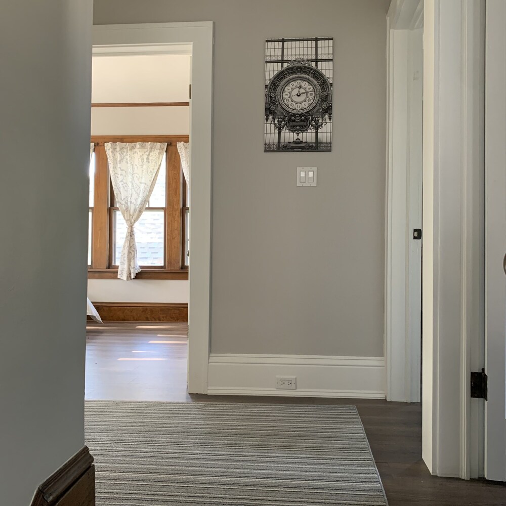 Quiet upper unit close to Uptown Close to Lakes and downtown