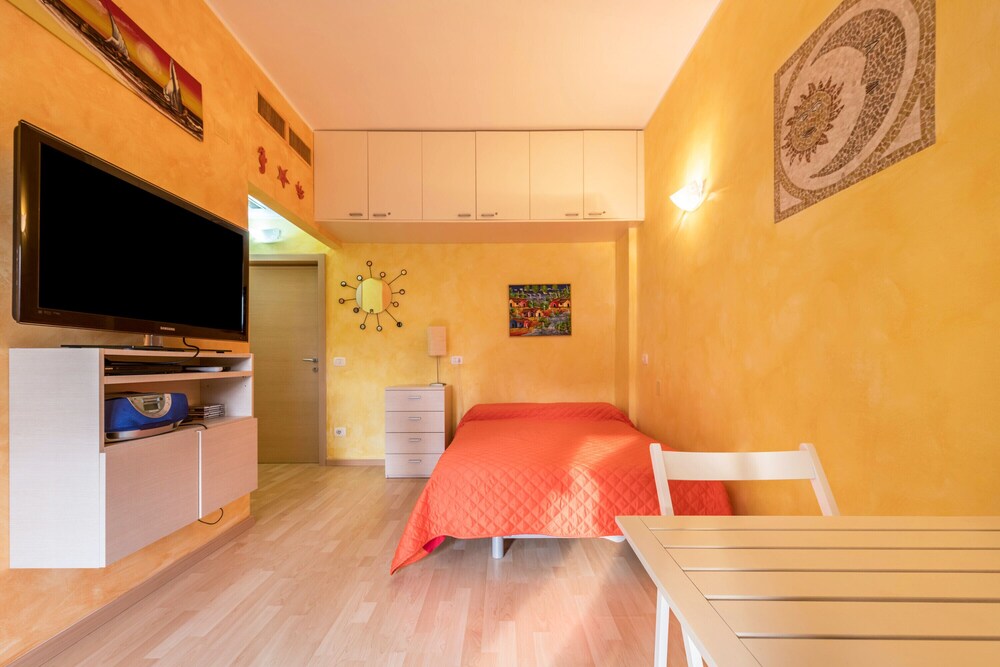 Apartment Garda Lake and swimming pool near the historic center and