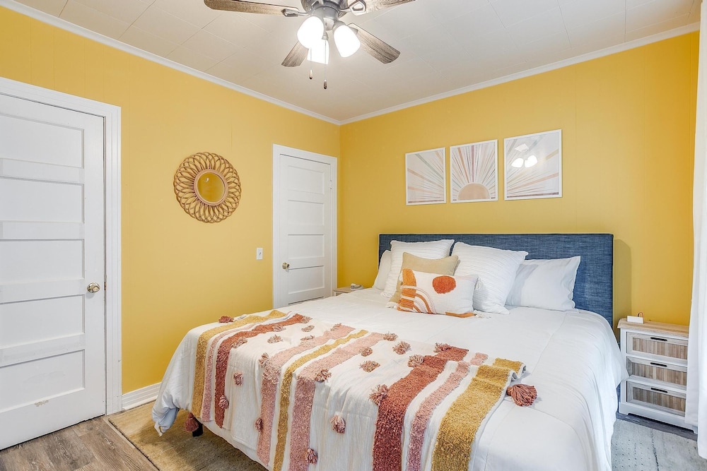 Cheerful petfriendly duplex with firepit and porch in a safe