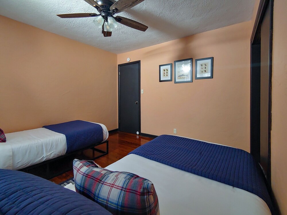 Relaxing cottage w/firepit, grill, private deck & cable blocks from