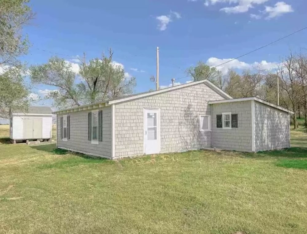 CUTE, QUIET, & COZY Farmhouse Minutes away from everything in Ponca