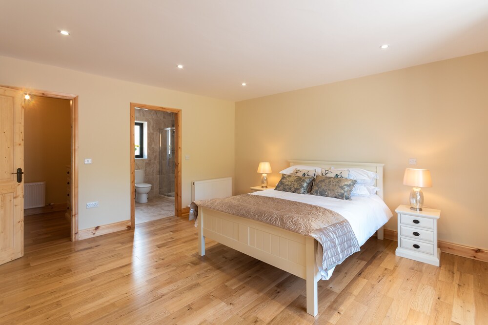 Luxury 4 bedroom holiday home overlooking the sea on Valentia Island