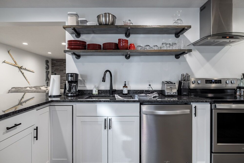 Massanutten apt with private entrance (Petfriendly) McGaheysville