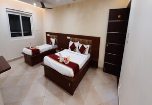 Classic Triple Room | Egyptian cotton sheets, premium bedding, free WiFi, bed sheets