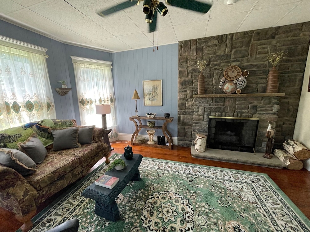 It's A Wonderful Life Main St Penn YanHot TubSeneca/Keuka, Restored