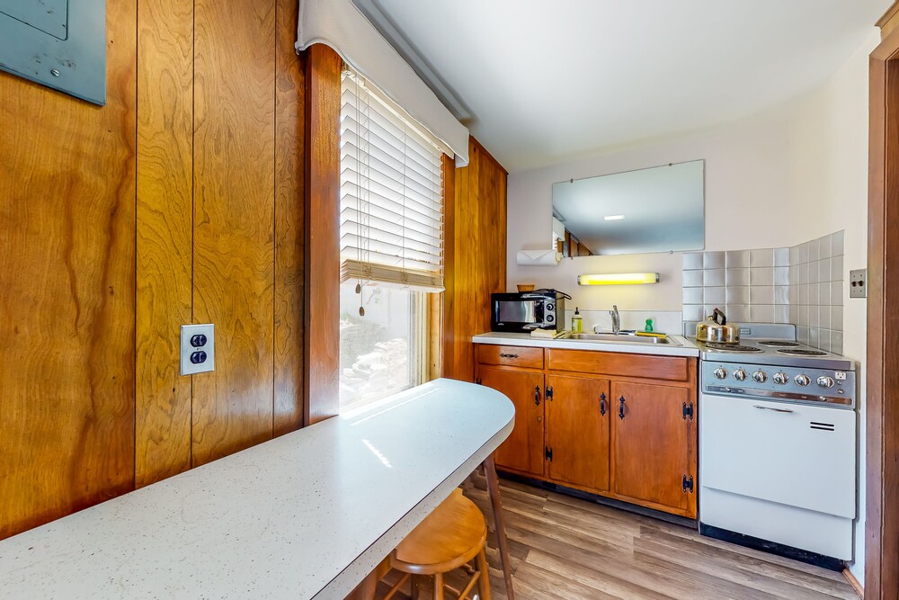 Picturesque studio in bayfront locale just steps to water w/WiFi