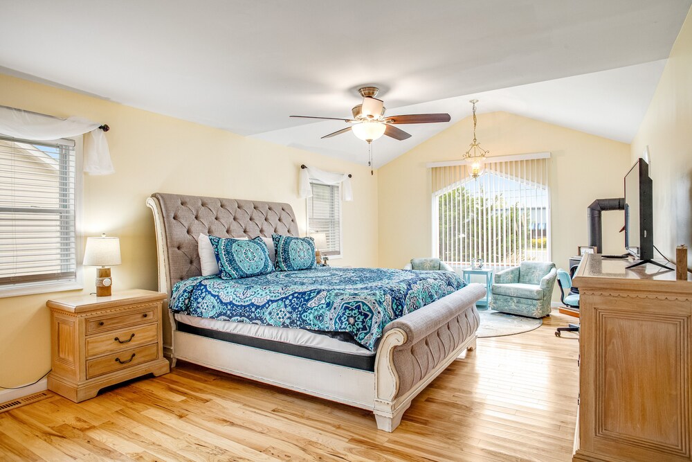 Lovely home near the ocean, w/ fire pit, tiki bar, washer/dryer, WiFi