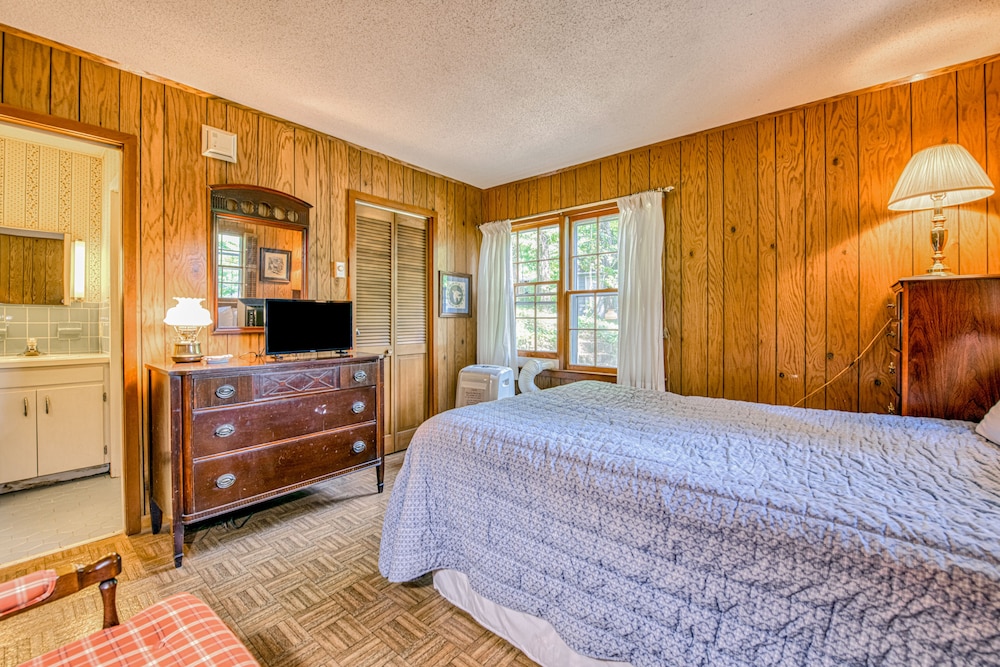 Peaceful lake home near water dogfriendly, fireplace, fast WiFi