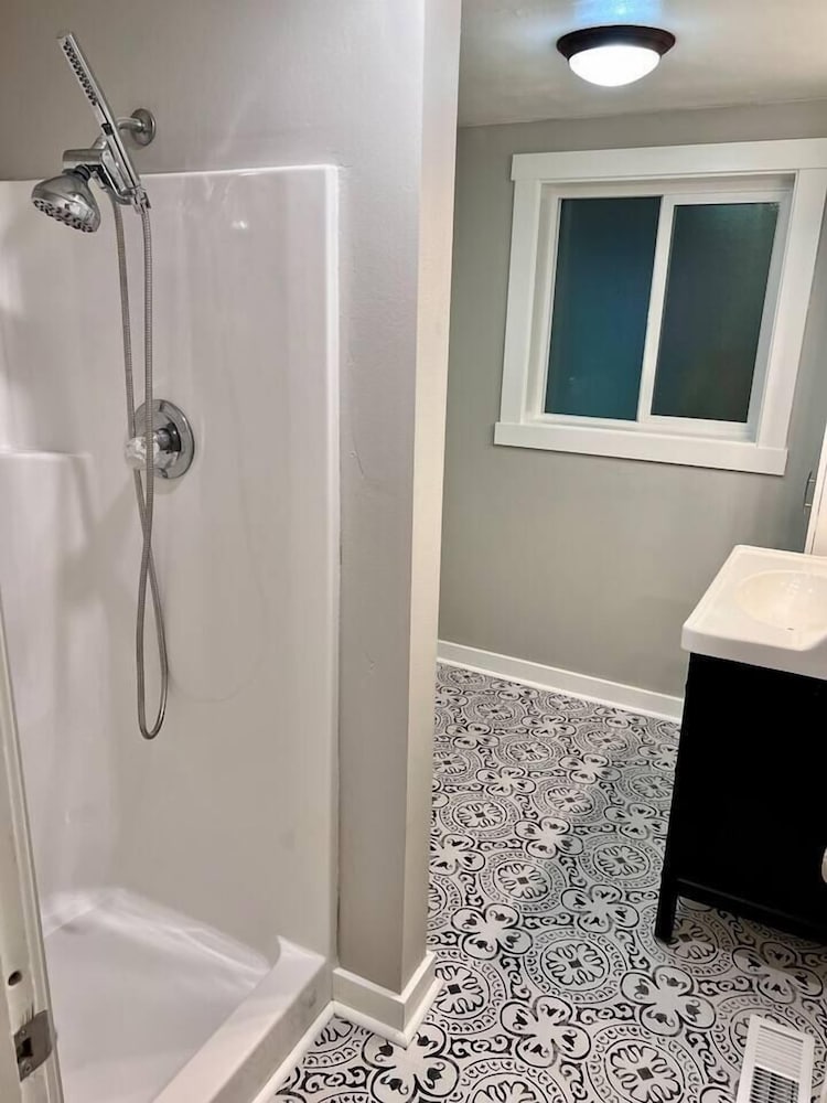 Urban Farmhouse; Remodeled, Fenced, Pet Friendly Vancouver Vrbo