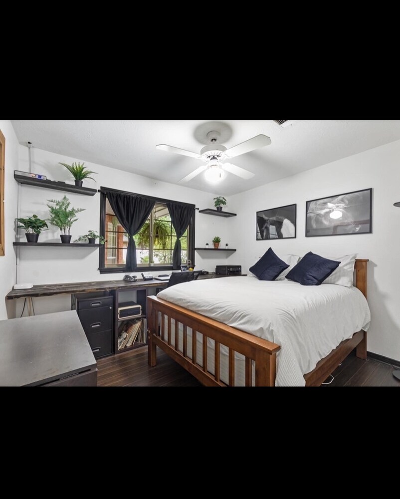 Spacious 4BR home 7 mins to Kyle Field! College Station Vrbo