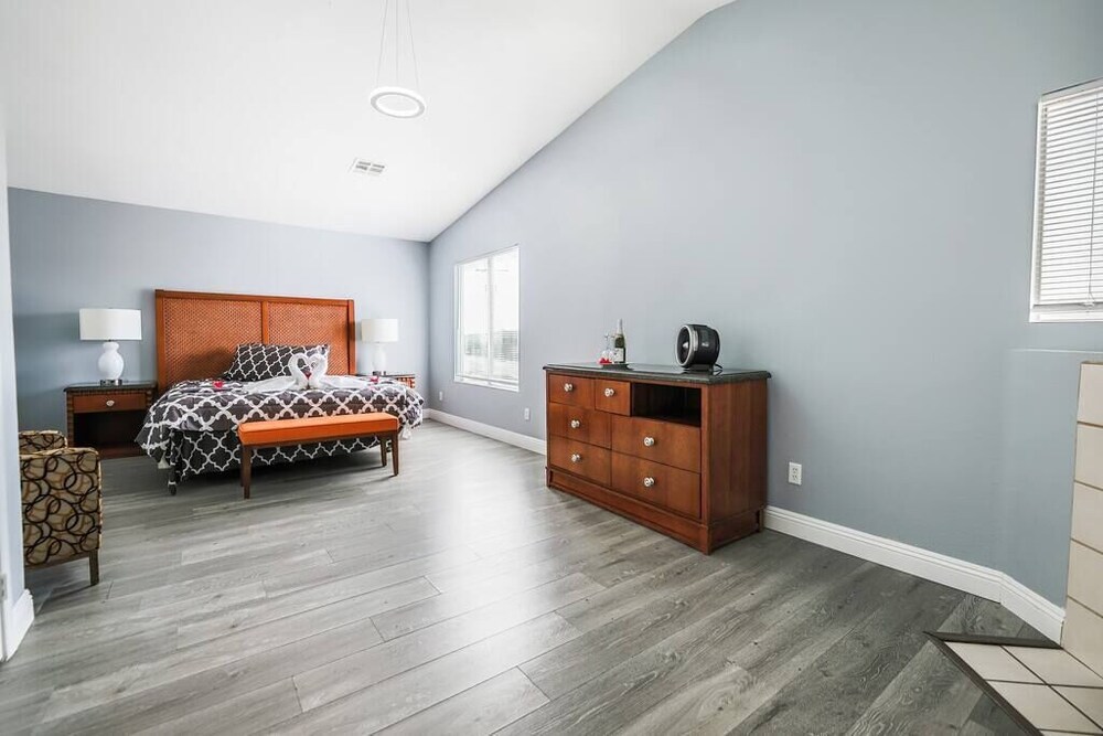 Quick in and out. Location to Explorer.City & Beyond North Las Vegas