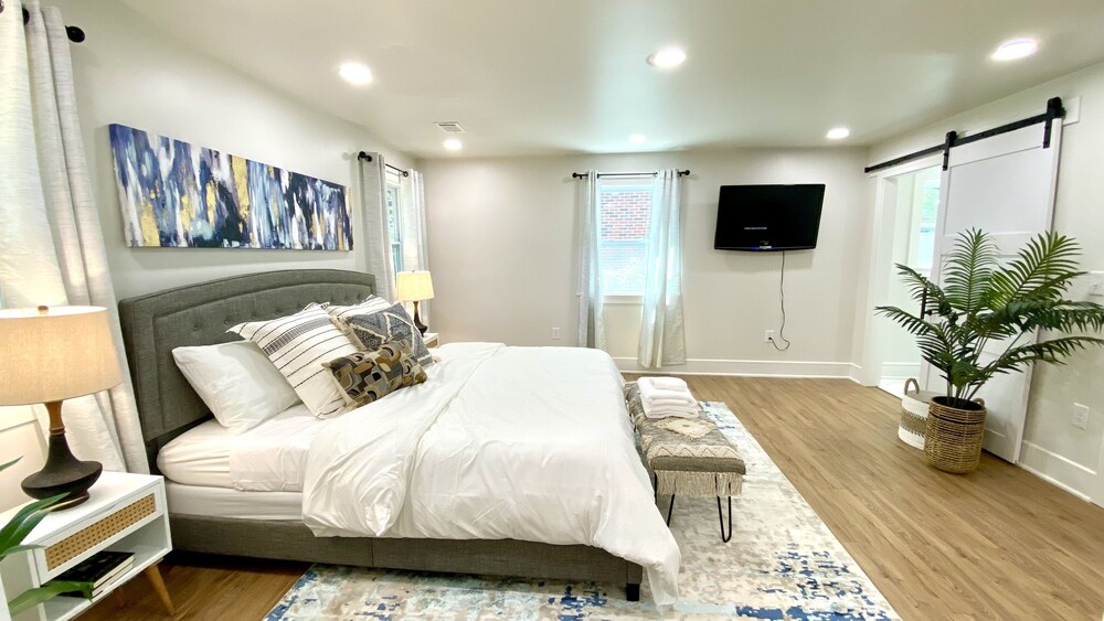 Beautifully Renovated Home Close to Most ATL Attractions Atlanta Vrbo