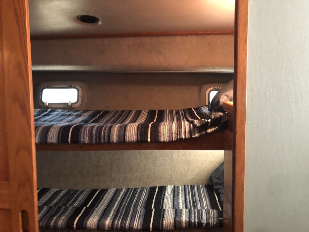 🐠You won’t vacation on this 2 bdrm boat less than a mile from