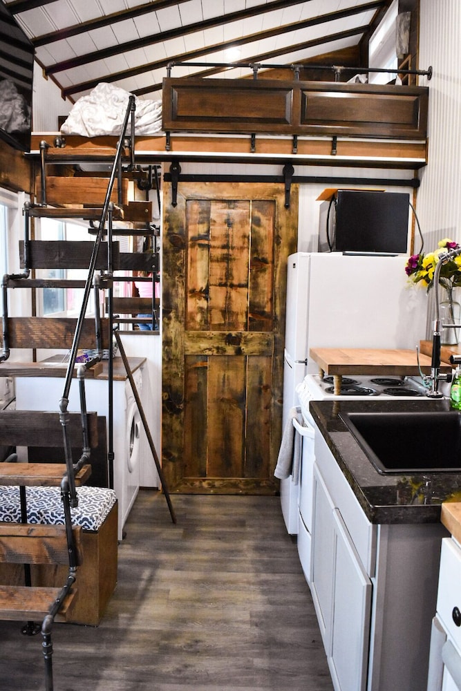 Luxurious Tiny House w/hot tub and sauna Victorville Vrbo