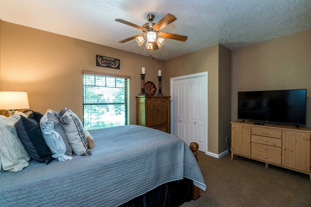 Spacious 5 Bedroom Bass Lake Cabin with Bonus Room. Bass Lake Luxury