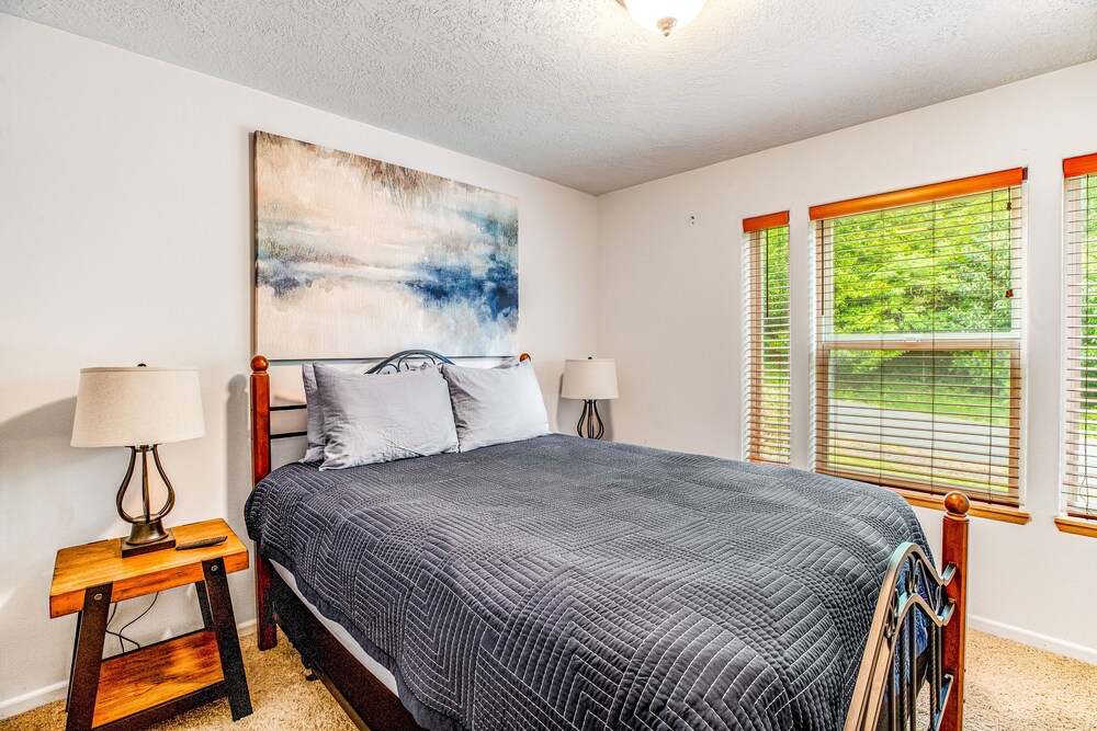 Dogfriendly home with deck, grill, washer/dryer, & free WiFi near