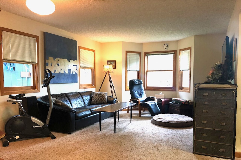 Babbling brook, peaceful retreat stones throw from downtown