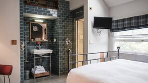 Premium bedding, desk, iron/ironing board, free WiFi