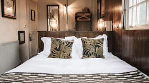Premium bedding, desk, iron/ironing board, free WiFi