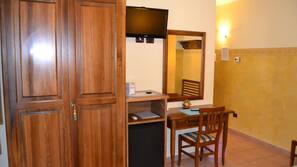 Minibar, una scrivania, culle/letti per bambini (a pagamento)