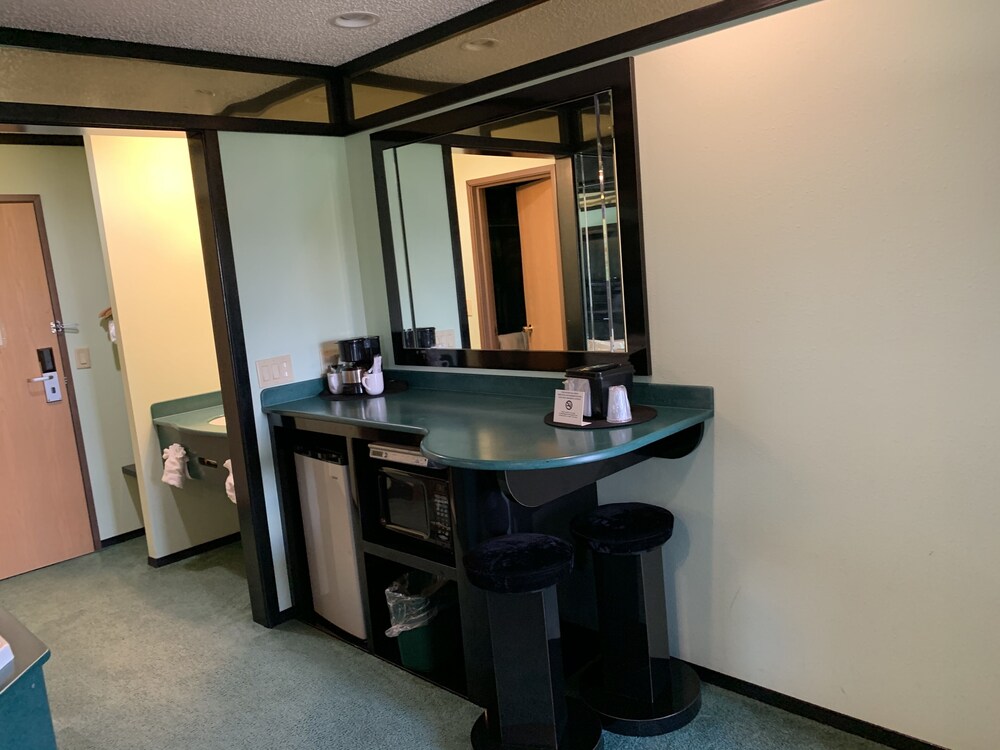 Designer Inn & Suites