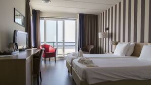 Een bureau, babybedden, extra bedden, gratis wifi