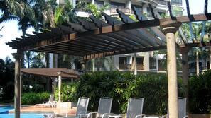 2 outdoor pools, pool loungers