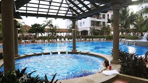 2 outdoor pools, pool loungers