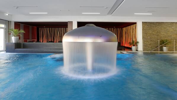 2 Innenpools, geöffnet von 07:00 Uhr bis 22:00 Uhr, Liegestühle