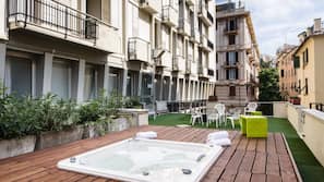 Outdoor spa bath