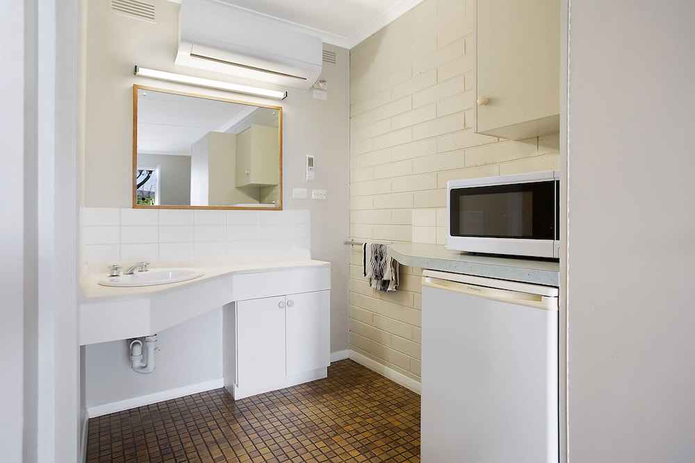 Private kitchenette, Motel Warrnambool