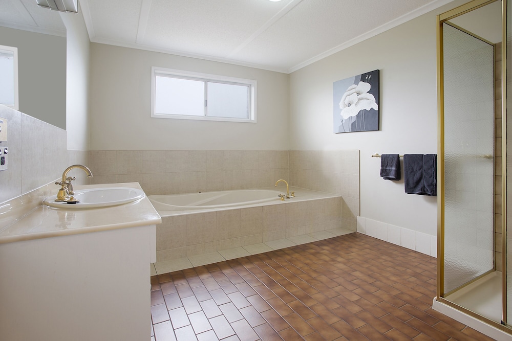 Bathroom, Motel Warrnambool