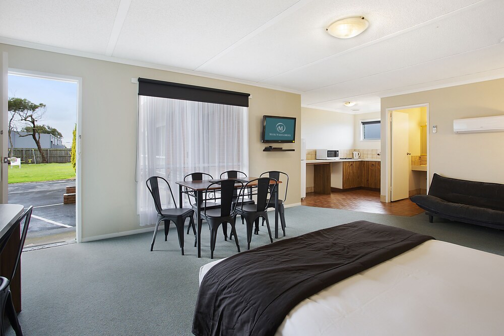 Living area, Motel Warrnambool