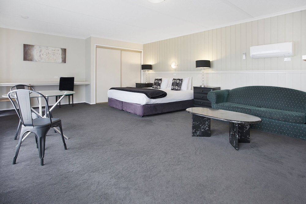 Living area, Motel Warrnambool