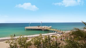 Privatstrand, Liegestühle, Sonnenschirme, Strandbar