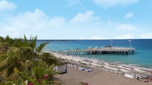 Privatstrand, Liegestühle, Sonnenschirme, Strandbar