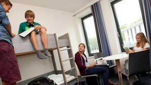 Een bureau, verduisterende gordijnen, gratis wifi