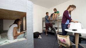 Een bureau, verduisterende gordijnen, gratis wifi
