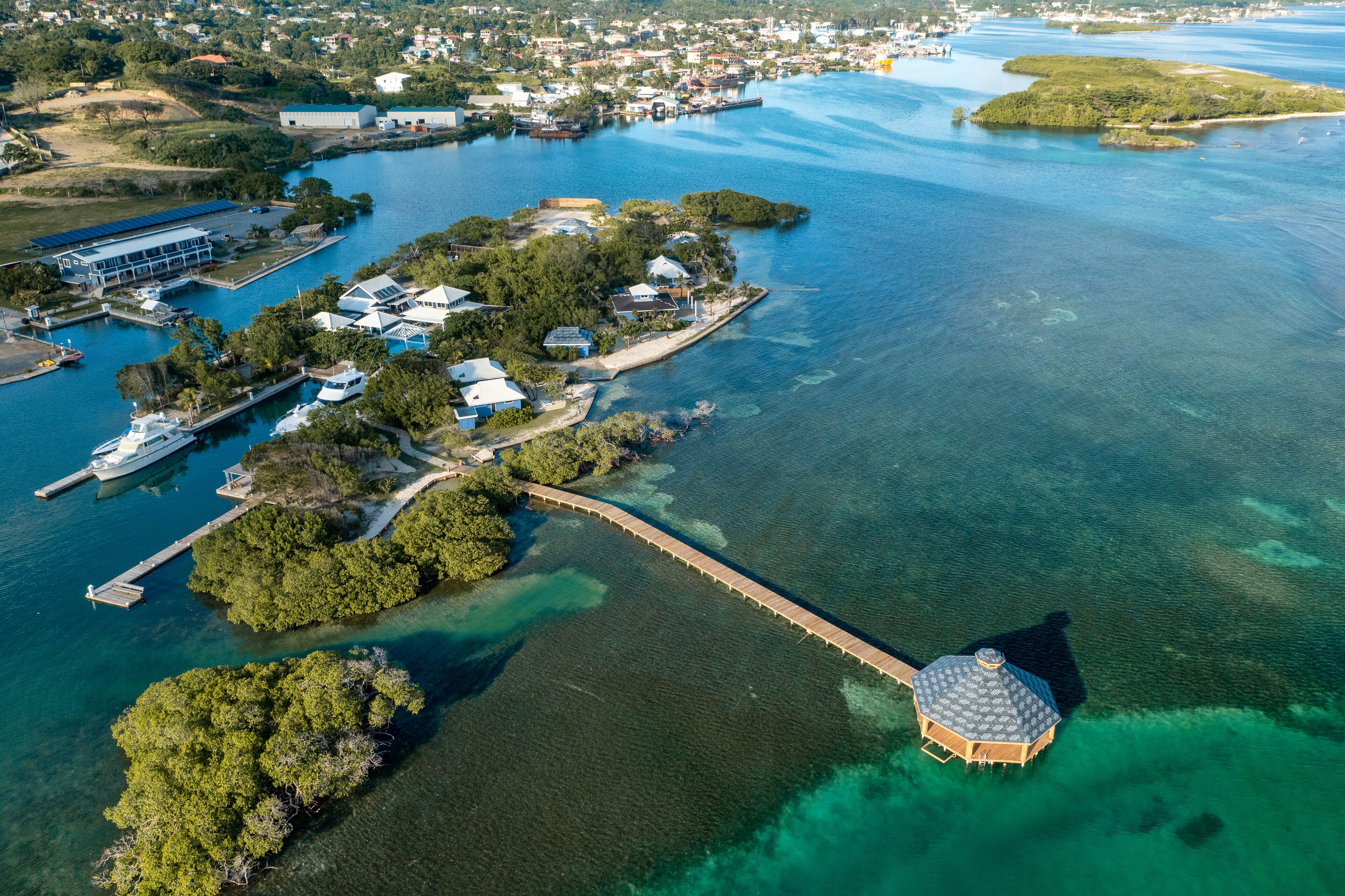 Barefoot Cay Resort in Brick Bay, Honduras