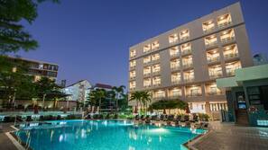 2 outdoor pools, pool umbrellas, pool loungers