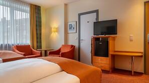 Allergikerbettwaren, Minibar, Zimmersafe, Schreibtisch